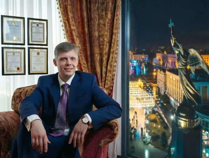Юрист в офисе с видом на город